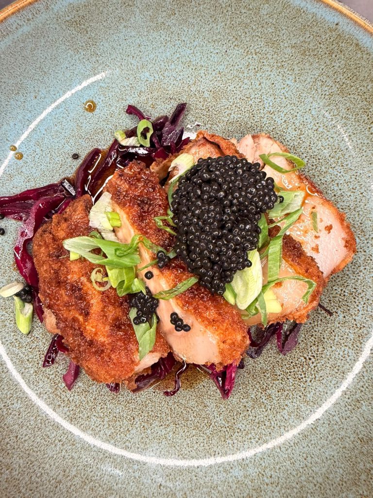 Porcfrit,salade de choumariné,sauce tonkatsu, oeufs de hareng